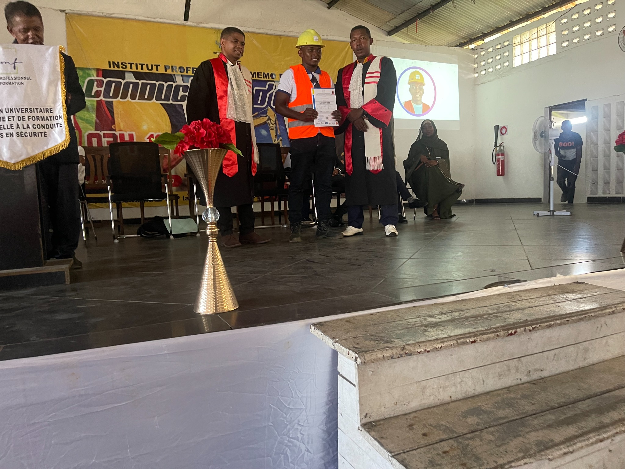 Lauréat conducteur d’engins recevant son certificat CAPCES/PCSDE