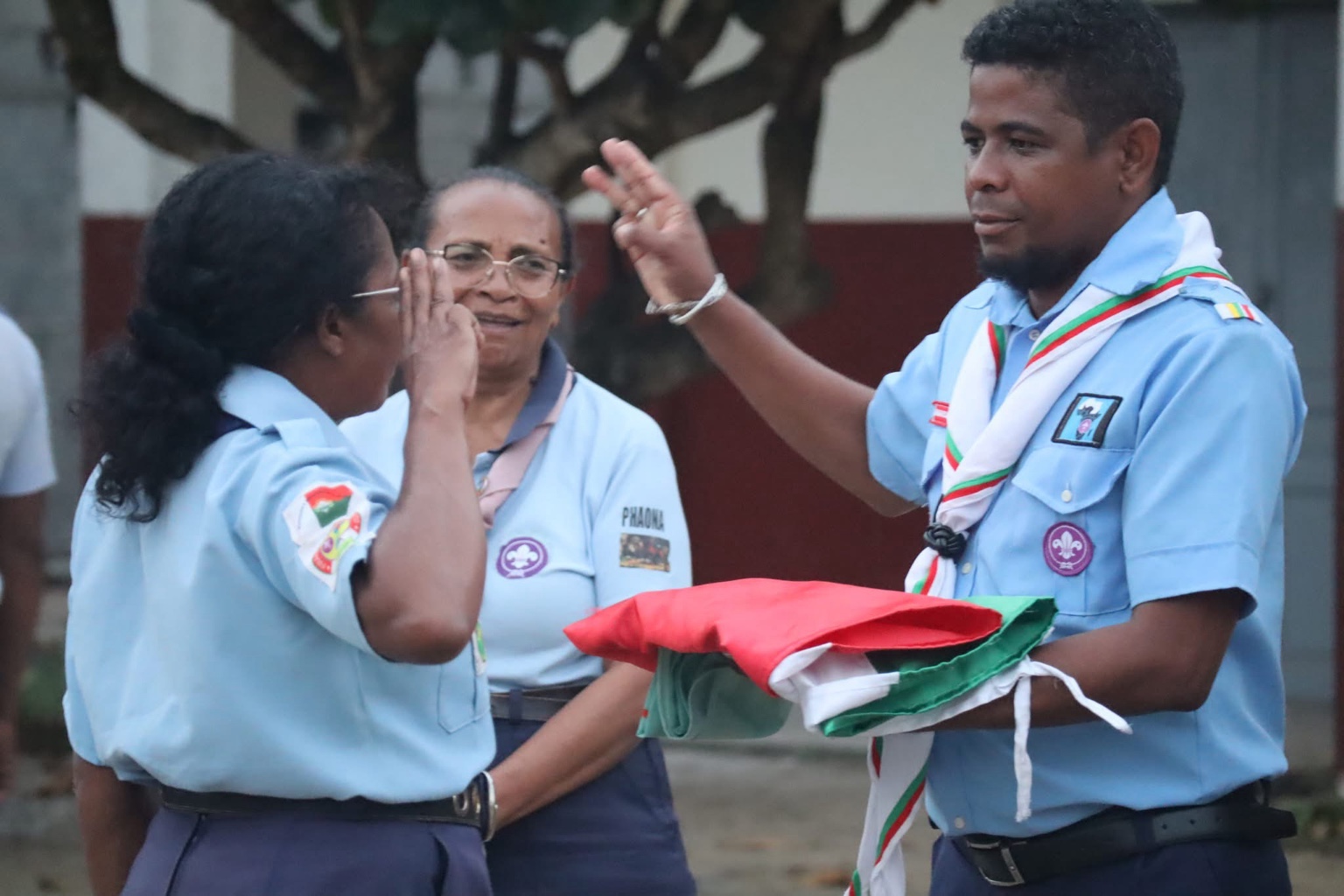 Dr RAMAROLAHY Safidy avec le drapeau de Madagascar