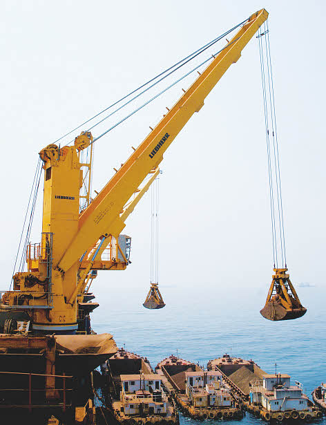 Grue de navire utilisée pour la manutention de marchandises dans un port
