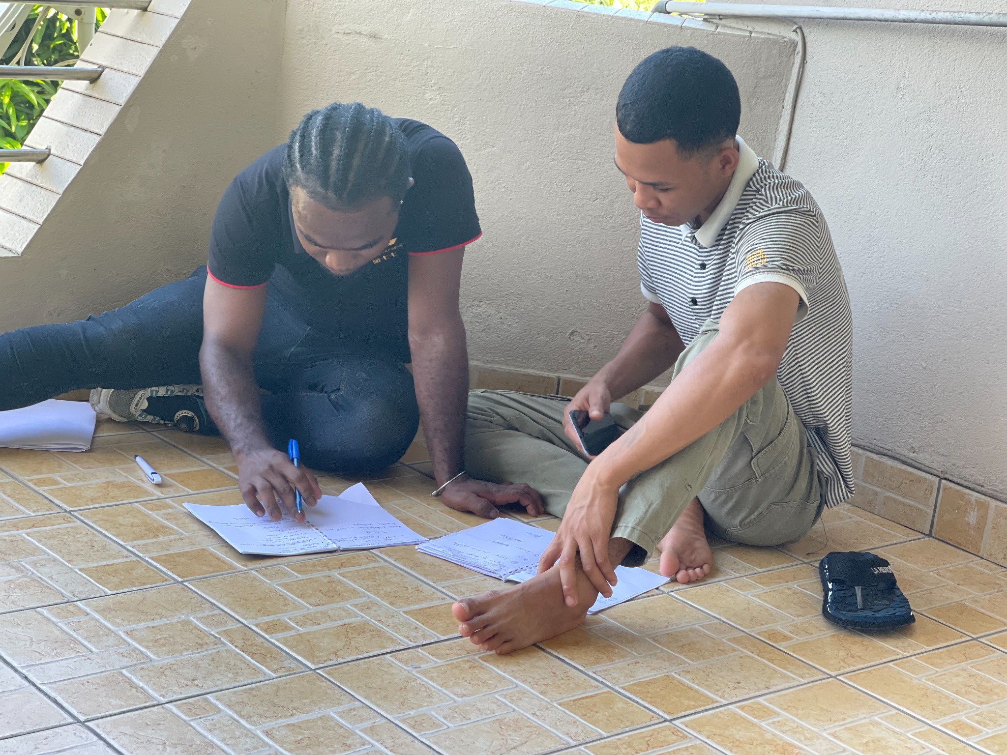 Deux participants analysant ensemble des notes pendant la formation HACCP