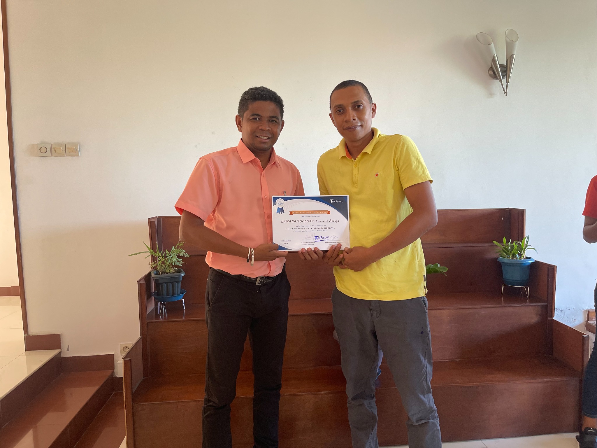 Participant recevant son attestation de formation HACCP