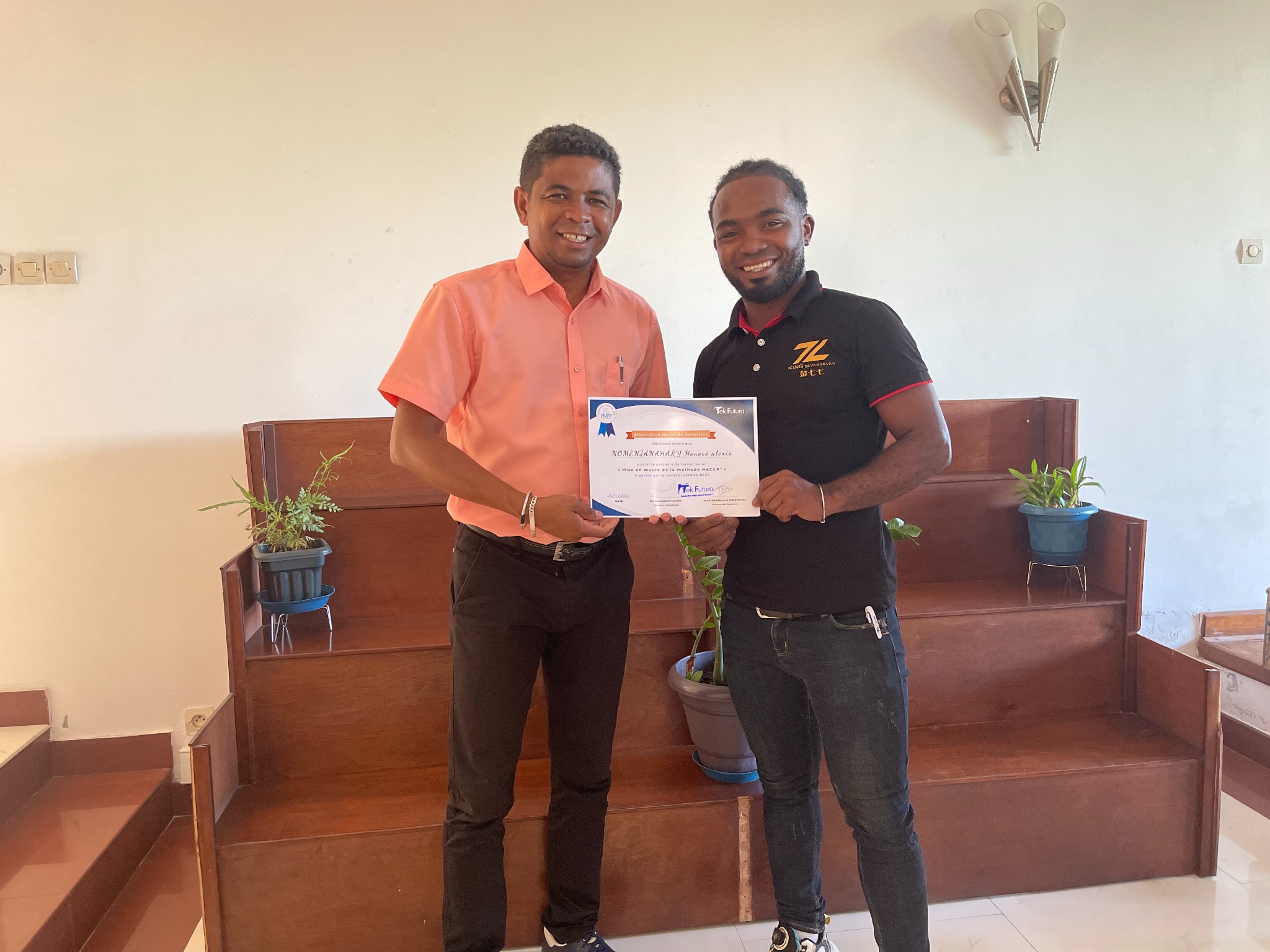 Participant recevant une attestation HACCP à Toamasina