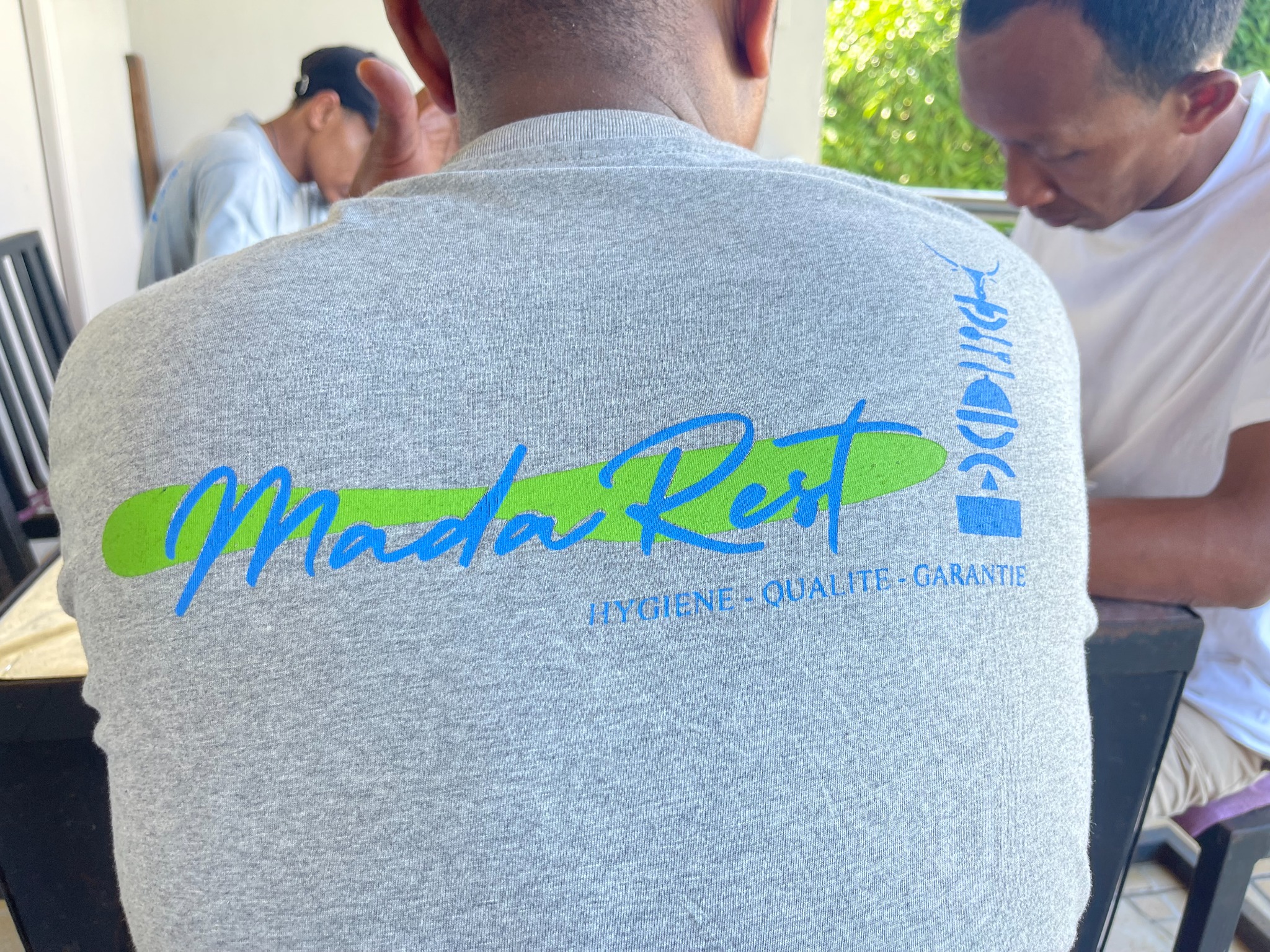Participant portant un tee-shirt Mada-Rest pendant un travail de groupe HACCP