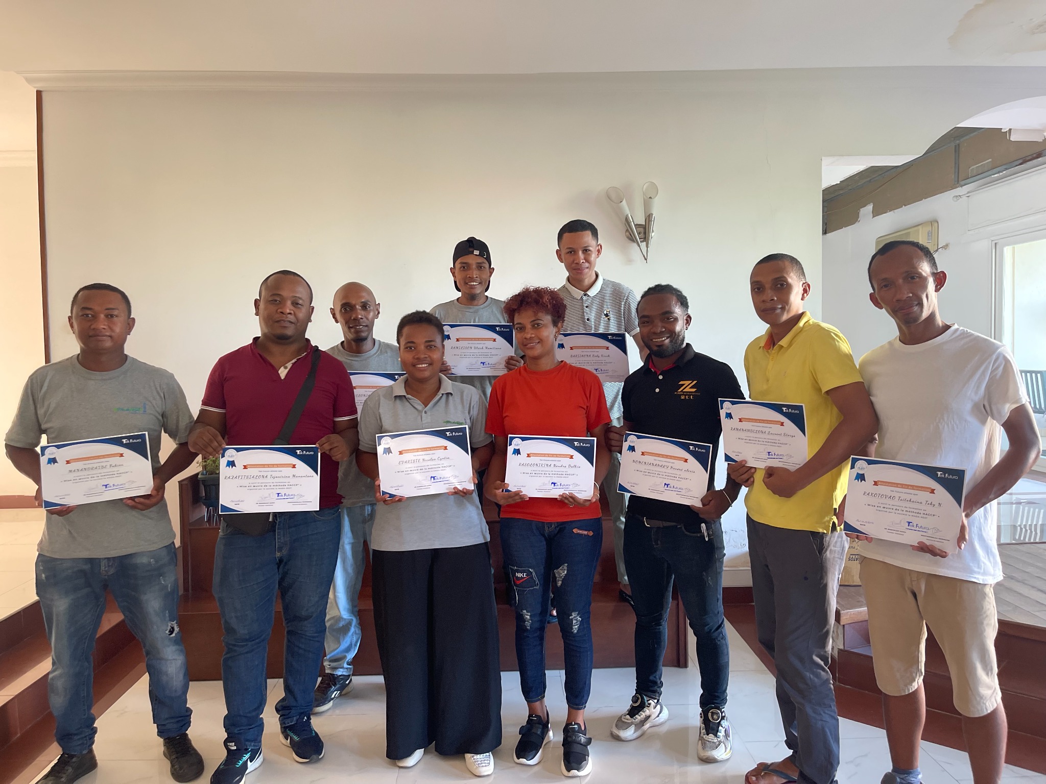 Remise d’une attestation HACCP lors de la formation Mada-Rest