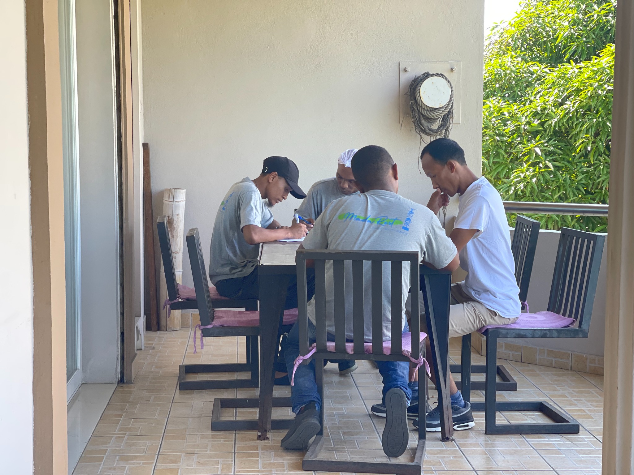 Groupe Mada-Rest travaillant autour d’une table pendant la formation HACCP