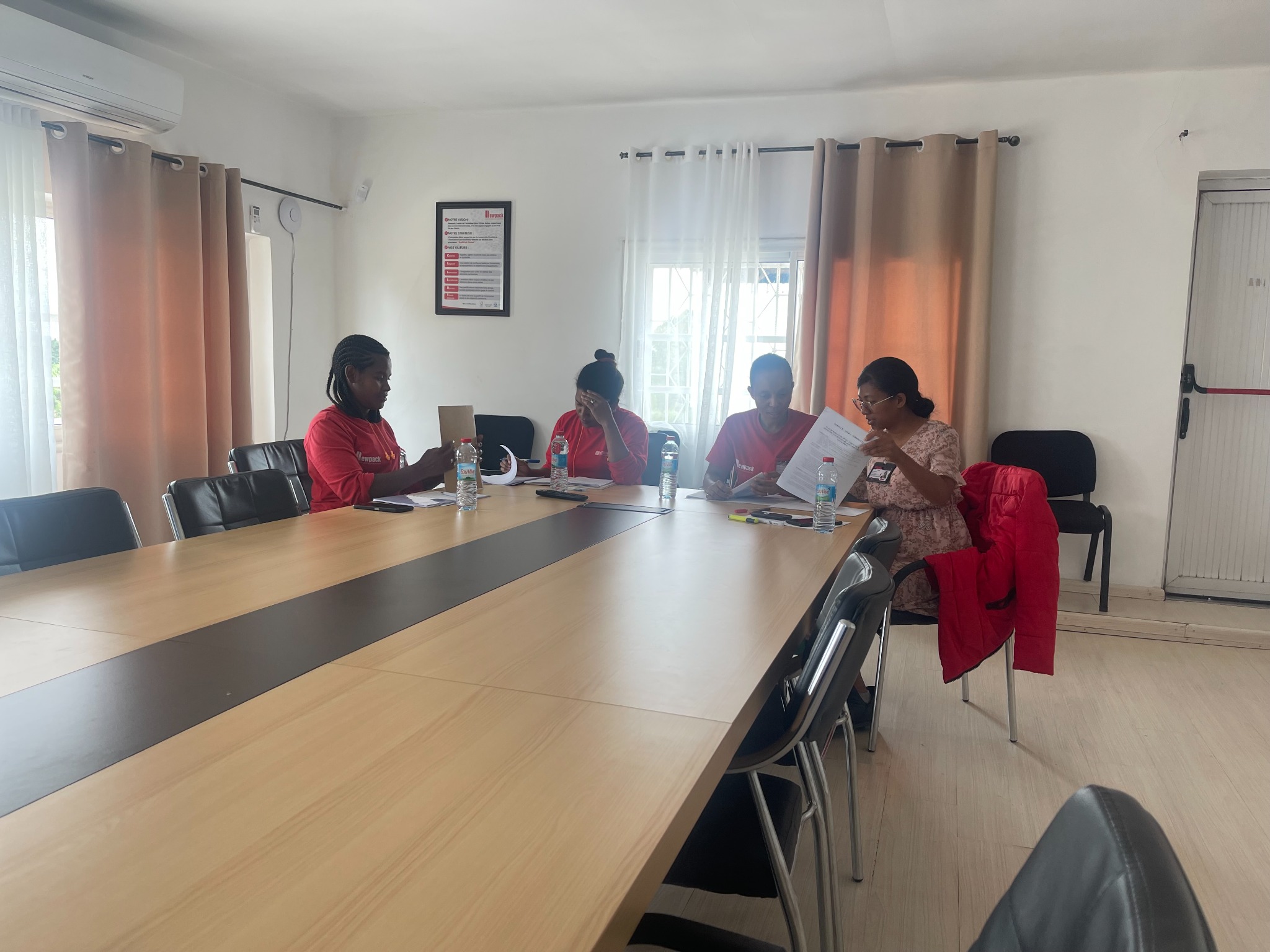 Réunion de travail avec des collaborateurs de NEWPACK