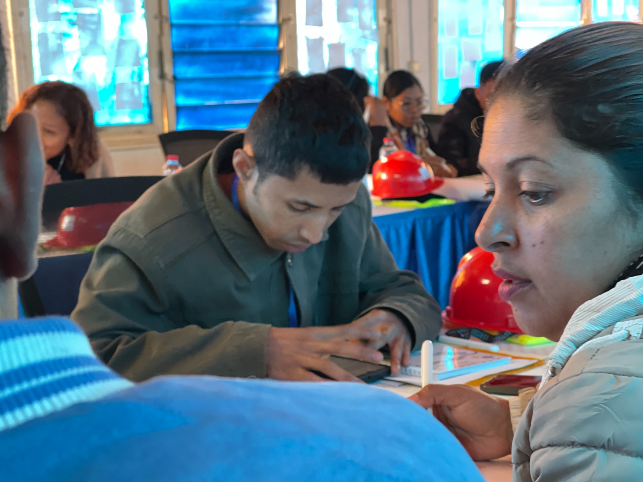 Concentration et réflexion face à une étude de cas QHSE