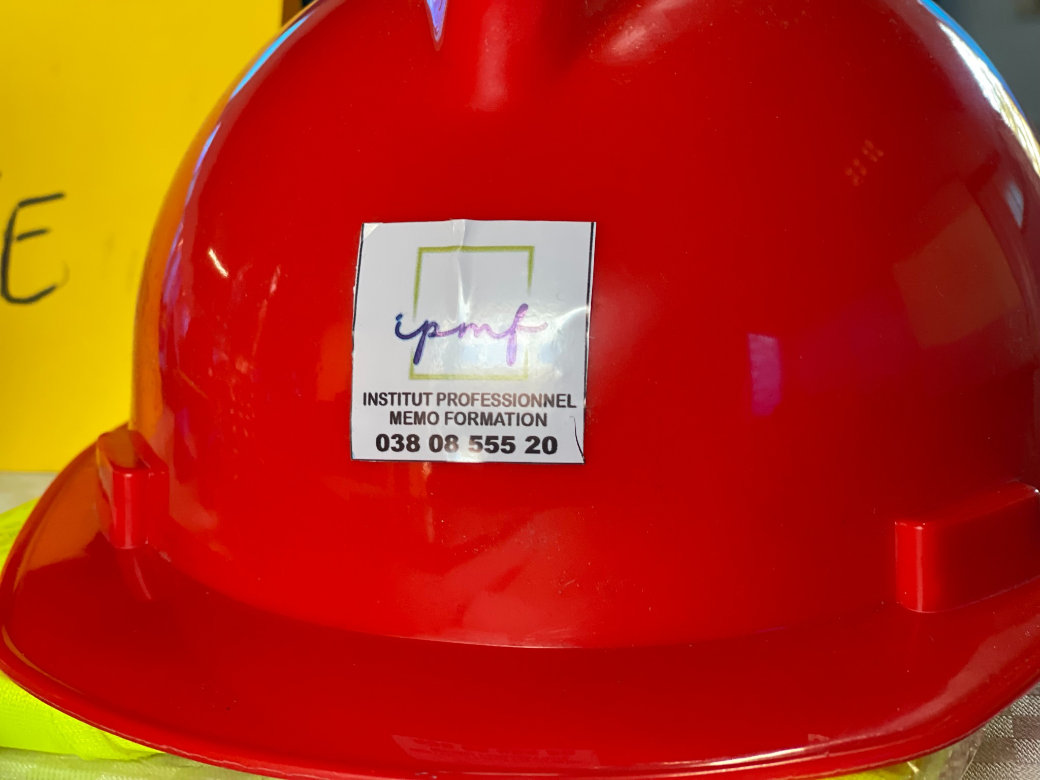 Le casque, symbole de la prévention et de la responsabilité QHSE