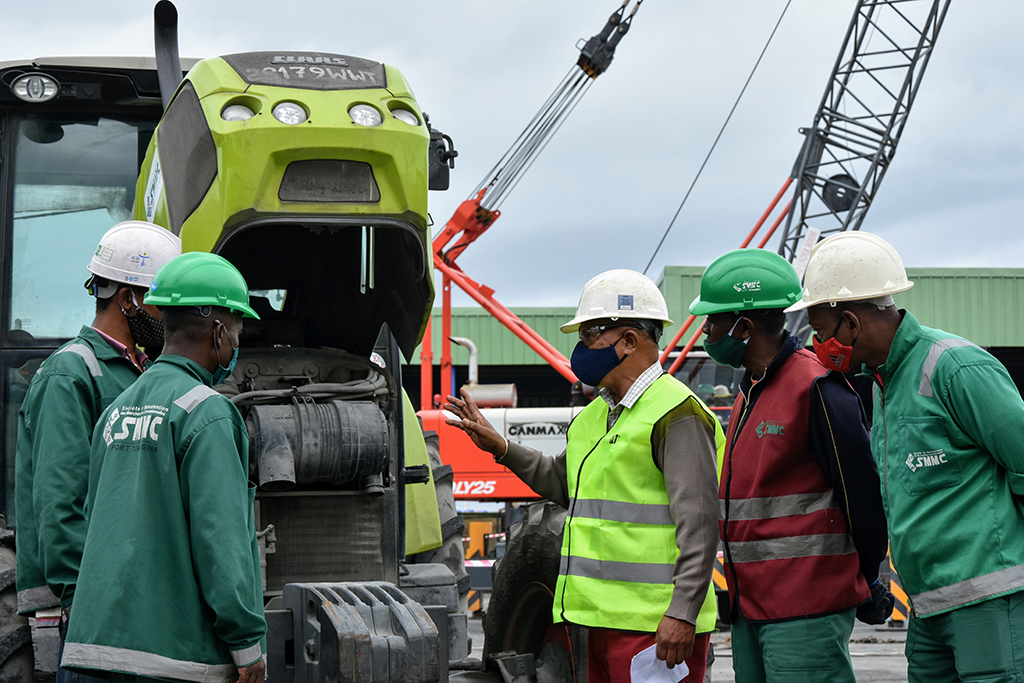 Équipe SMMC réunie autour d’un engin de manutention