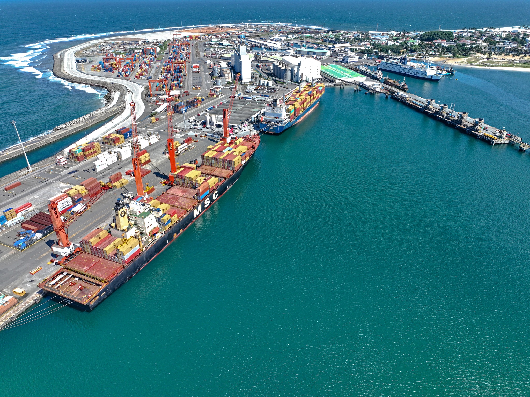 Deux navires porte-conteneurs amarrés au Port de Toamasina